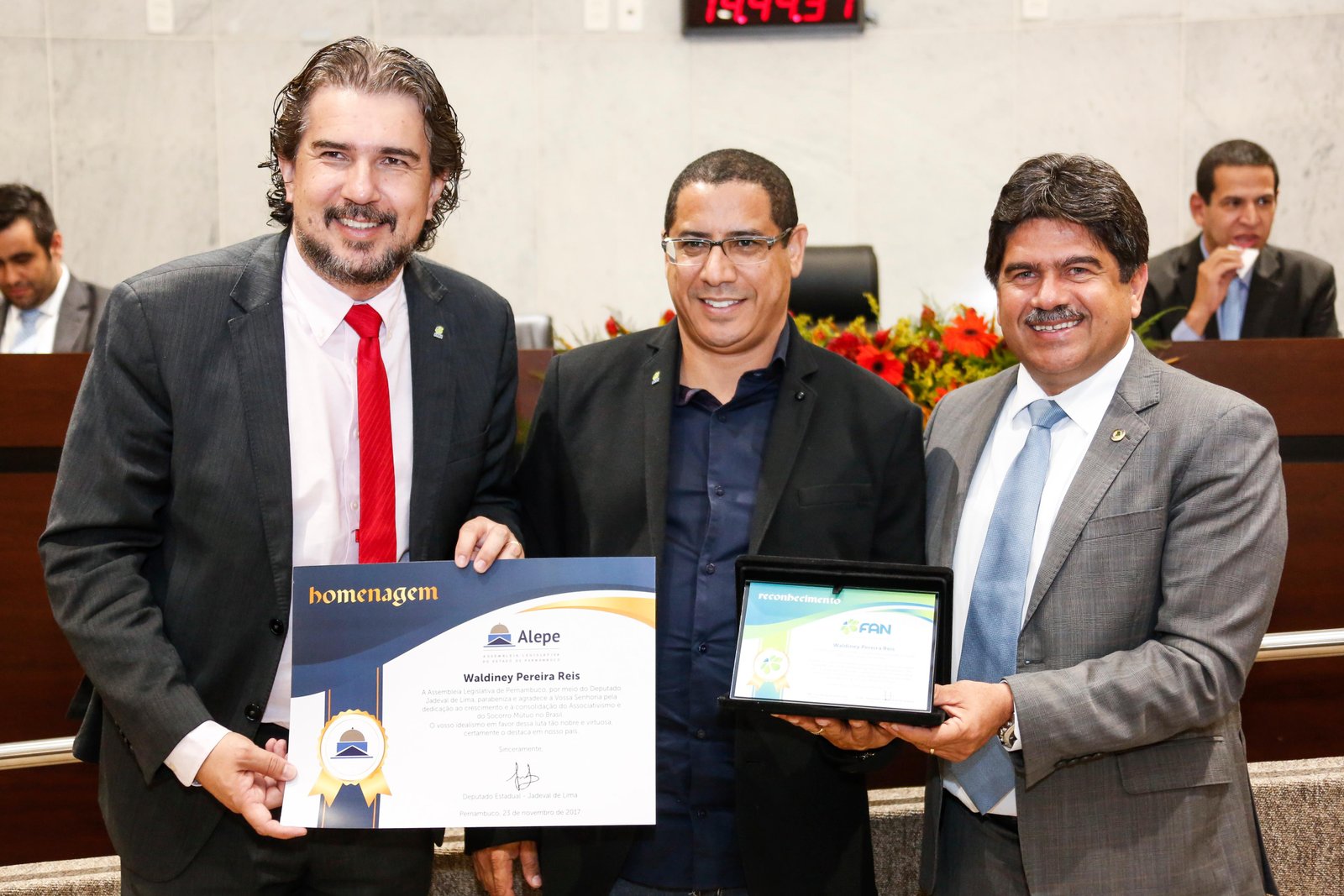 Entrega de certificado e placa de reconhecimento a Waldiney