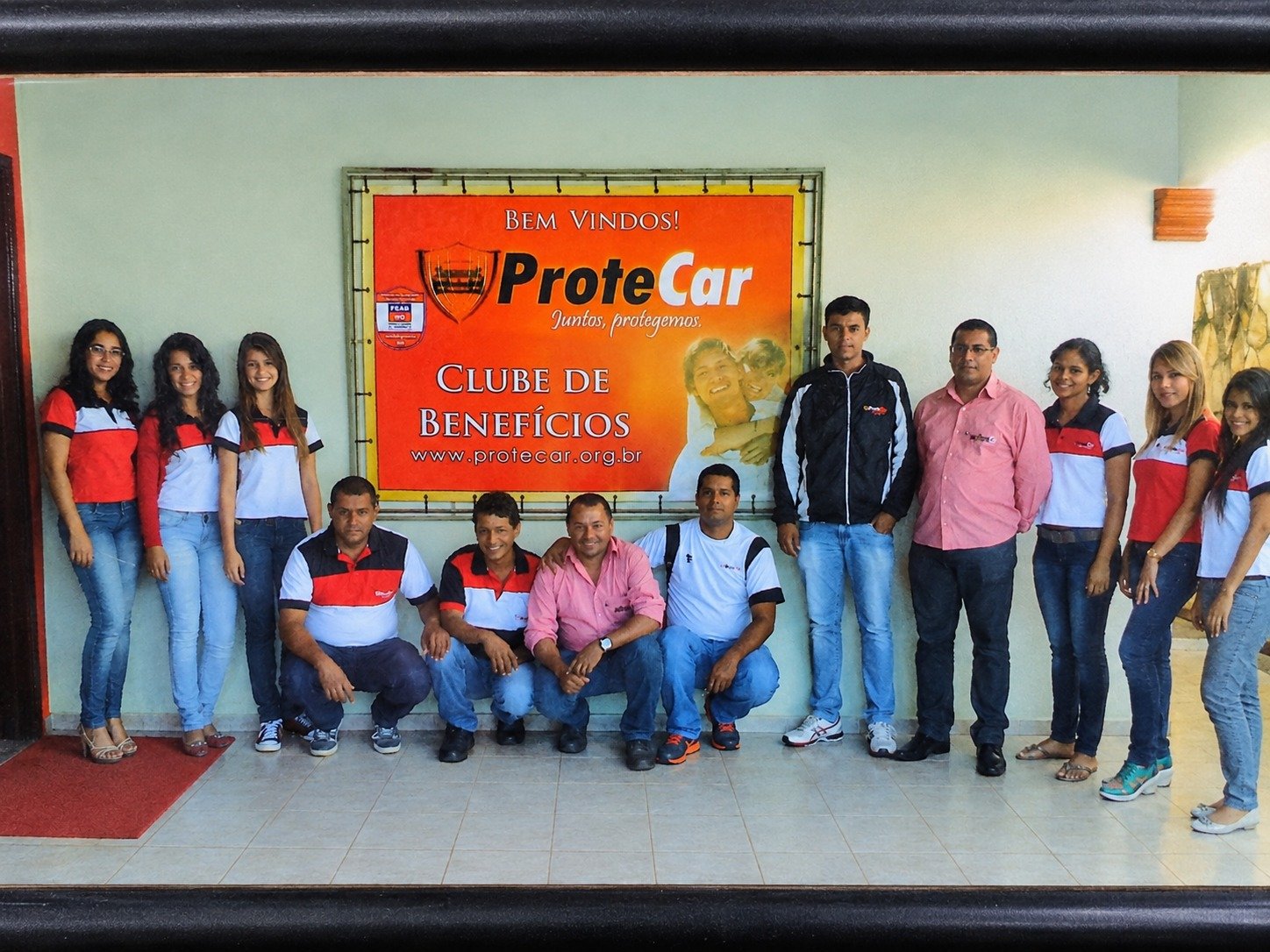 Equipe da Protecar reunida diante da sede da associação